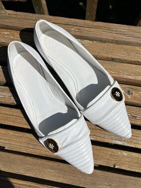 Tory Burch pointed-toe Stiched Gold Tone Logo flats white leather size 8